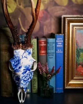 antler decorating ideas using chinoiserie styled antlers